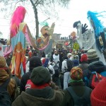 Sambagruppe mit Trommeln und figuren "no pasaran"